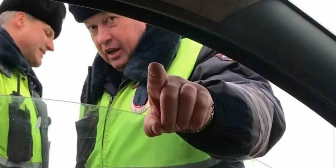 Остановил сотрудник ГАИ и заметил, что задние пассажиры не пристегнуты. Можно ли избежать штрафа в подобной ситуации? Рассказываю