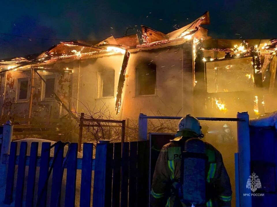    Ночной пожар в Барнауле . Источник: ГУ МЧС России по Алтайскому краю