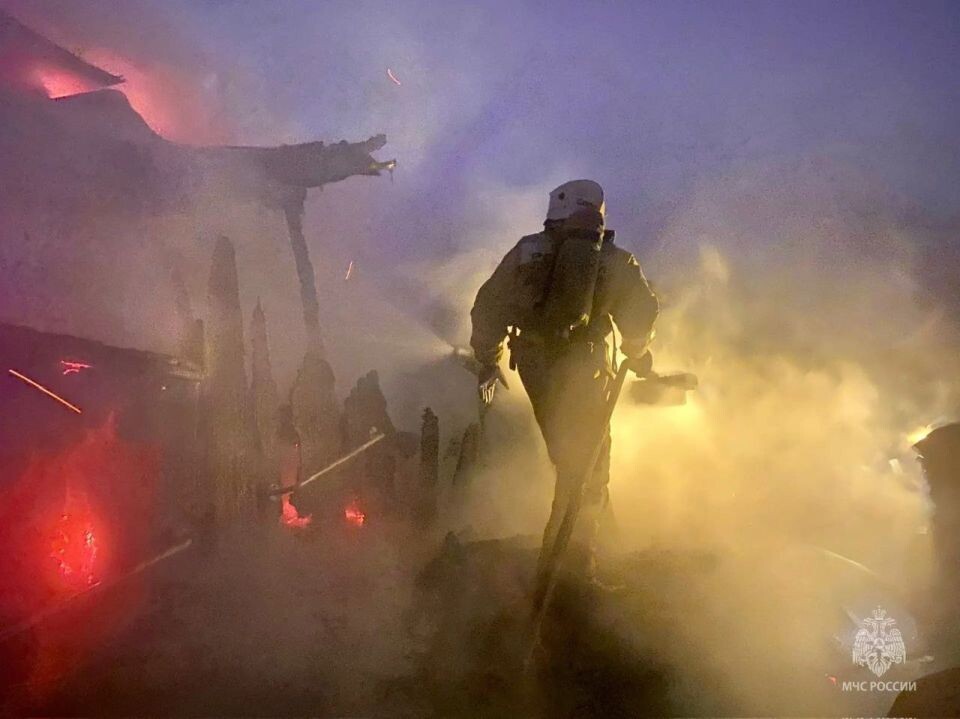    Ночной пожар в Барнауле . Источник: ГУ МЧС России по Алтайскому краю