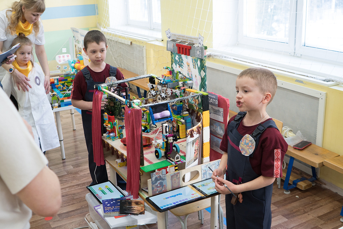    Лев Четин (на переднем плане) и Костя Никонов защищали свой проект трансформации сцены театра не раз и не два – сначала перед разными группами в детском саду. Так они тренировались не стесняться, выступать ярко. И у них получилось. Победив феврале на региональном этапе, в мае они отправятся в Челябинск на всероссийский. Фото: детсад № 11 Кудымкара «Чебурашка»