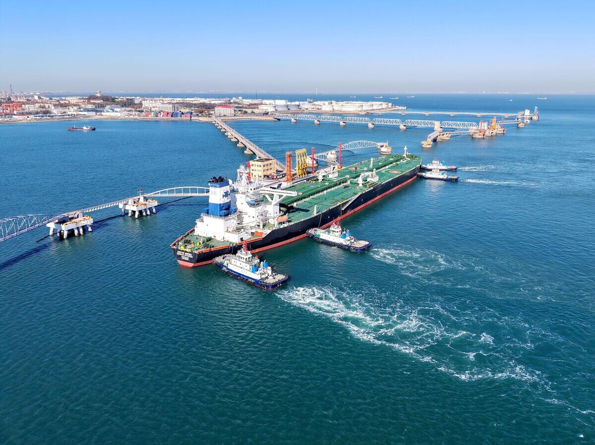    Танкер с сырой нефтью у нефтяного терминала порта Циндао | © NurPhoto