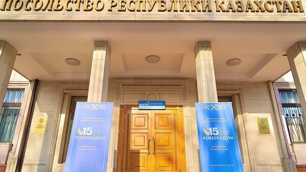 В Москве граждане Казахстана голосуют на референдуме по новой Конституции / Sputnik