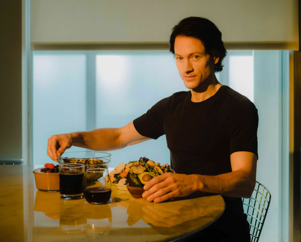 Брайан Джонсон - миллиардер, который вознамерился дожить до 150 летБрайан Джонсон - миллиардер, который вознамерился дожить до 150 лет