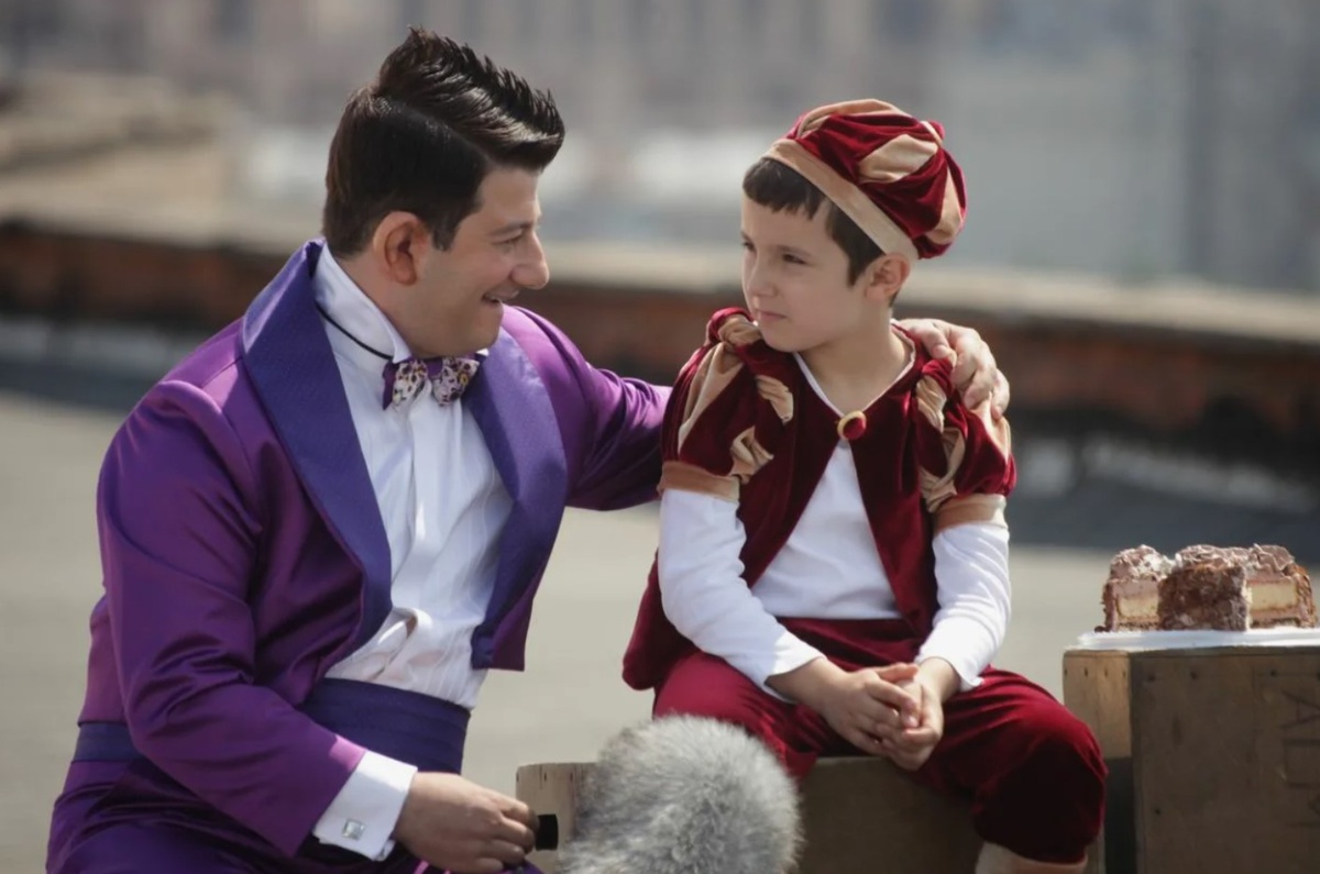 "Тот ещё Карлосон!", где Сарику удалось подобрать худших актеров-детей во всем мире.