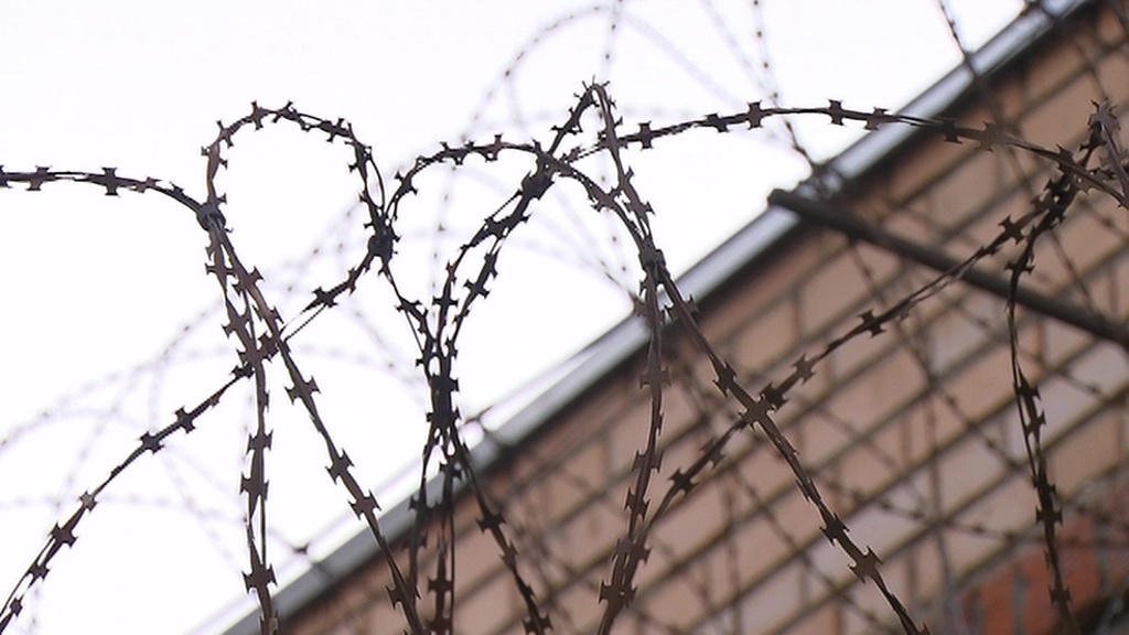    Тюрьма, колючая проволока