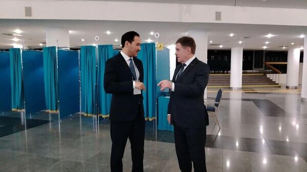 Представители Миссии наблюдателей от СНГ наблюдают на референдуме по новой Конституции Казахстана / Sputnik