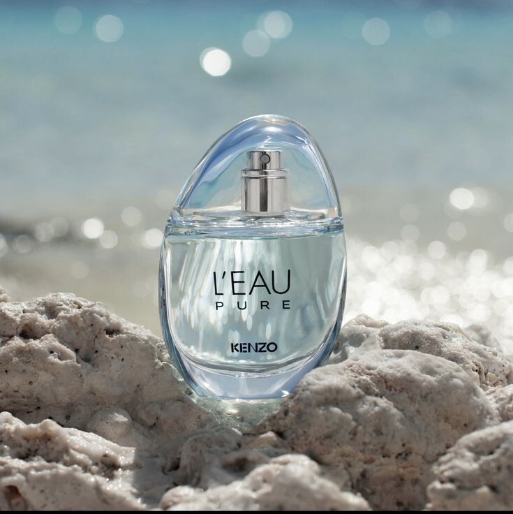 История не про типичный кензошный свежак - она про прозрачность и шелковость. Что-то вроде нового Noa Cacharel.