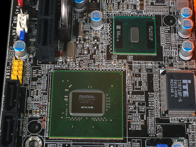 Вот, собственно, фото чипсета вместе со встроенным Intel Atom. Обратите внимание, насколько маленьким выглядит последний на фоне чипсета!