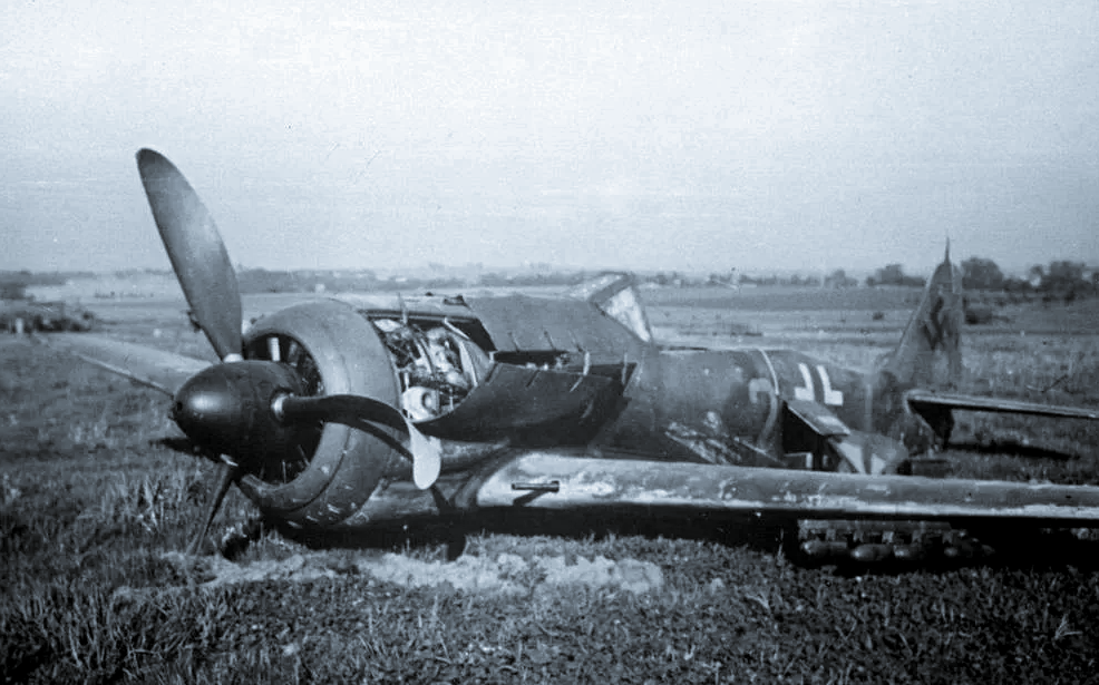 Сбитый немецкий истребитель-моноплан Focke-Wulf Fw.190.