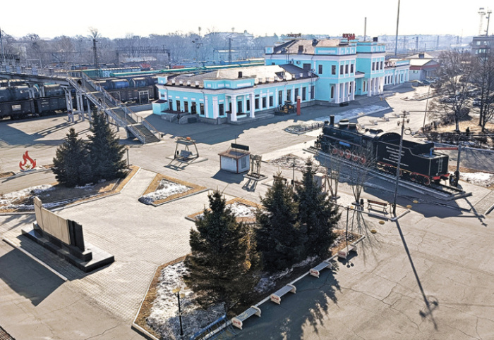    Наталья Кузьмина/ИД «Гудок». Тротуарную плитку на привокзальной площади Уссурийска клали с помощью «устройства Кузьмина»