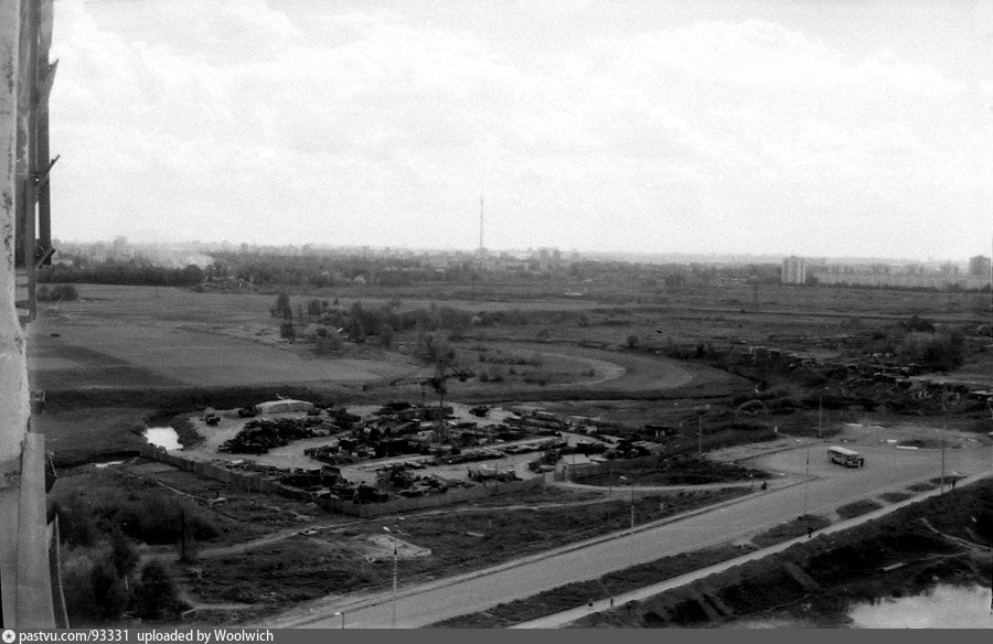 Естественное русло реки Яузы до того, как здесь начали строить Медведковский метромост, 1974. Вид от проезда Шокальского. Автор фото: В. Кузнецов. С сайта www.pastvu.com.