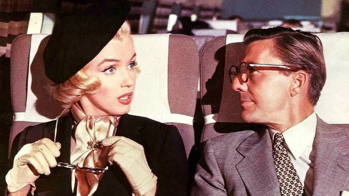    Кадр из фильма «Как выйти замуж за миллионера»: Мэрилин Монро в роли Полы Дебевуаз и Дэвид Уэйн в роли миллионера Фредди Денмарка / Фото: Кинокомпания 20th Century Fox