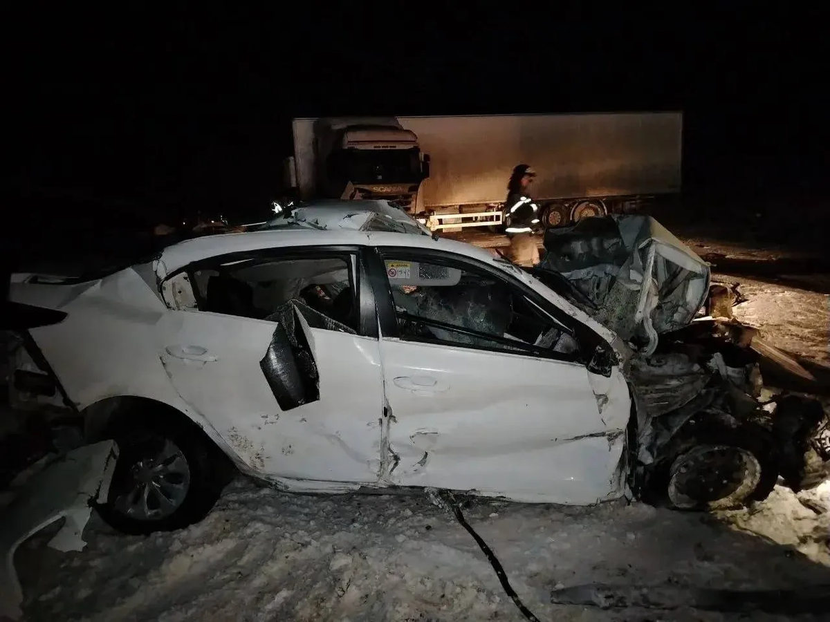     Два человека погибли в жуткой аварии с фурой в Красноярском крае