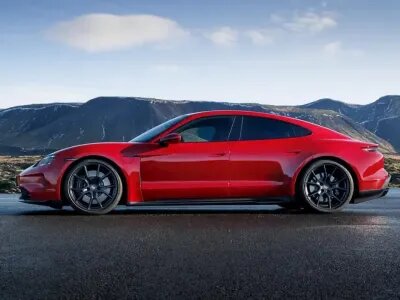    В Porsche хотят создать гибрид Taycan и Panamera