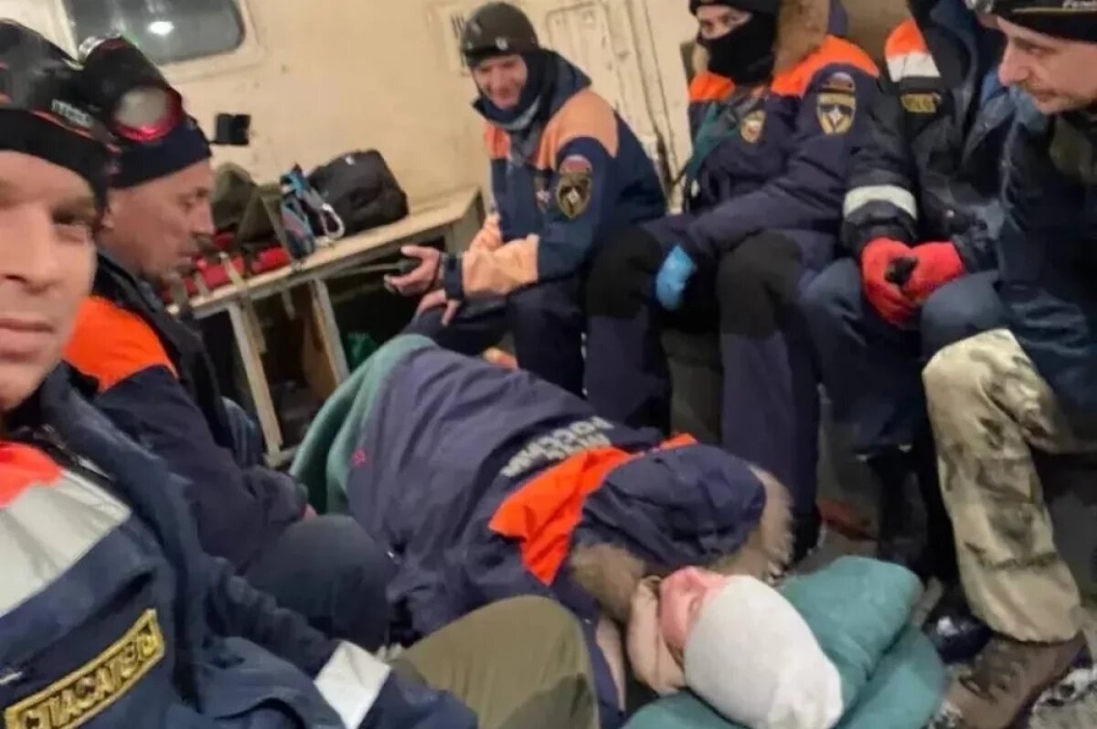    Спасатели эвакуировали семейную пару, получившую травмы на горе Фалаза