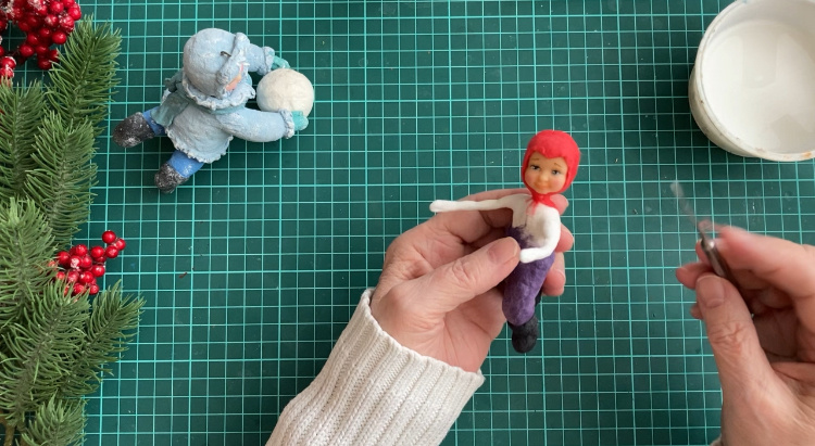 Делаем тоненькую шапочку на голове малыша.