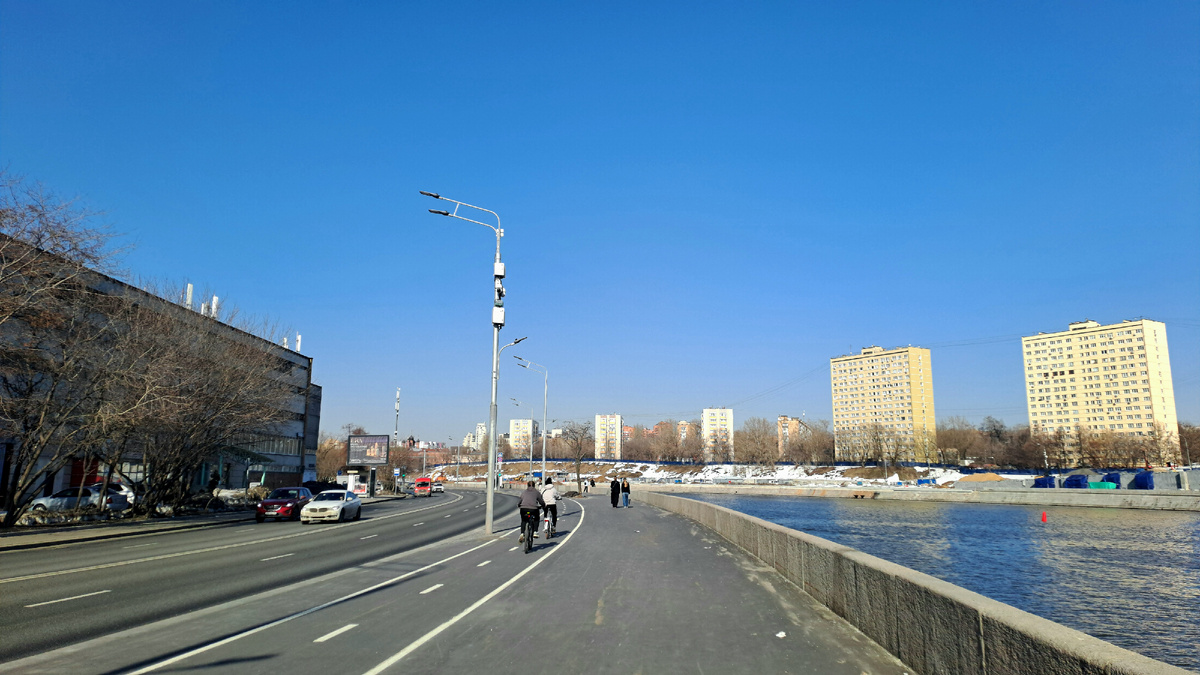 Возвращаюсь на остановку.