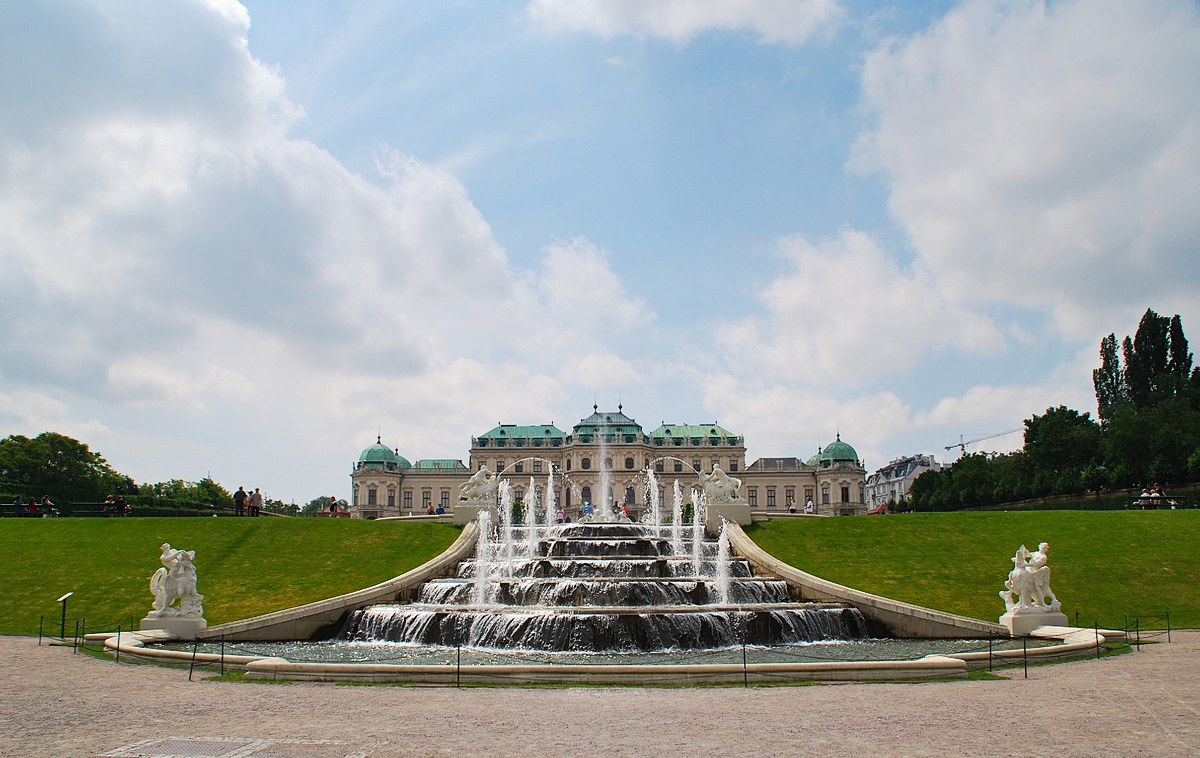 Бельведер. Построен в нач. XVIII в., служил летней резиденцией принца Евгения Савойского.  