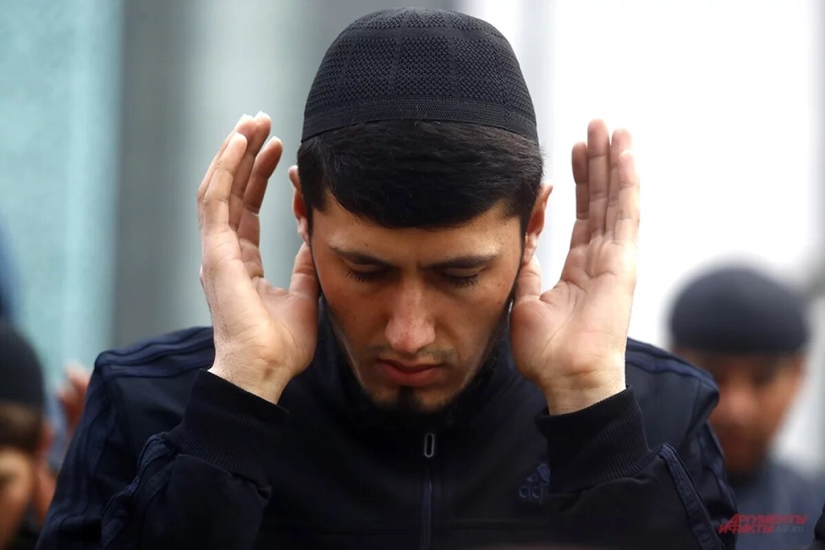    На Уразу-байрам мусульмане идут на коллективную молитву в мечеть.