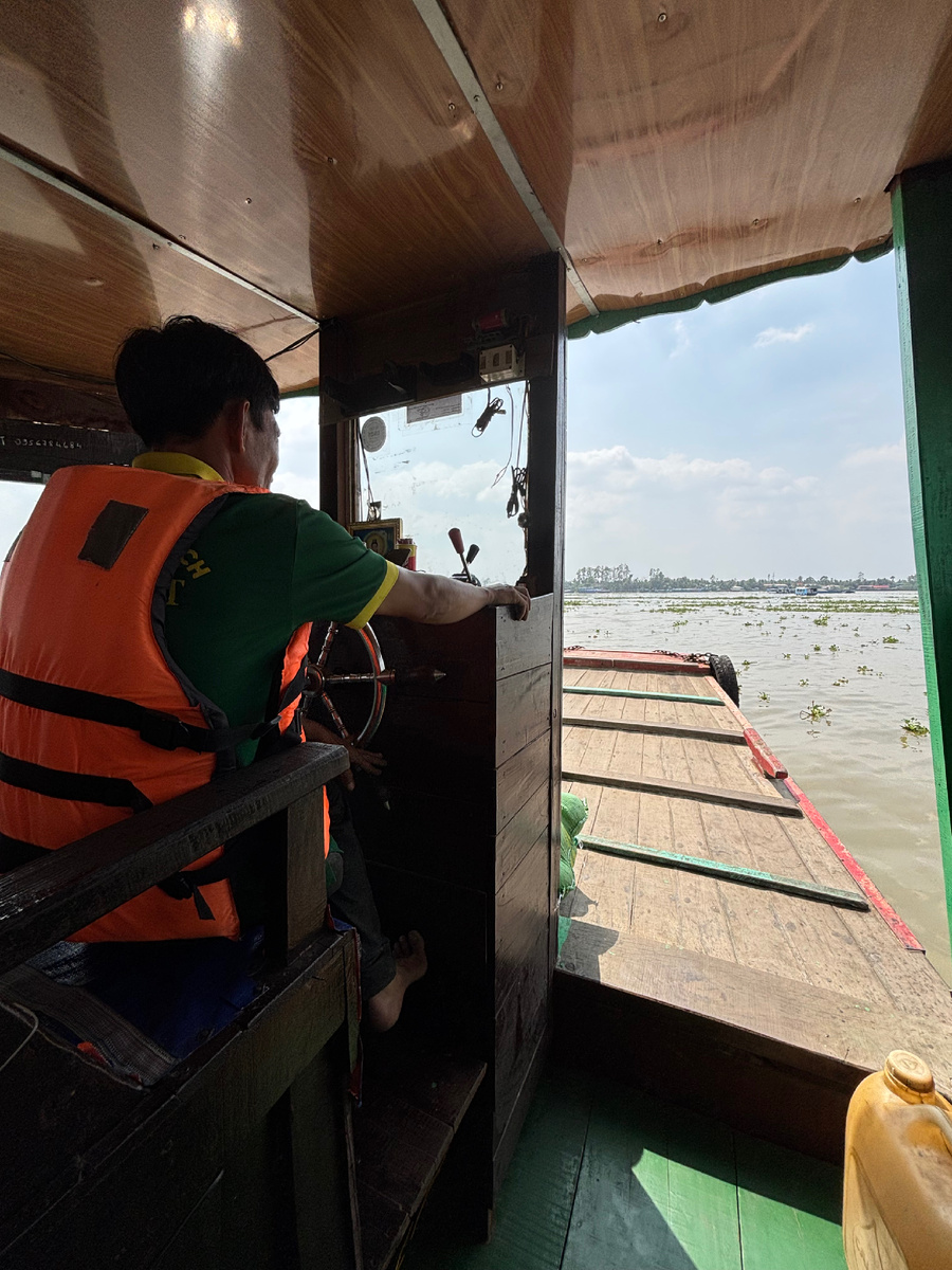 Проплываем реку Меконг с одного берега на другой