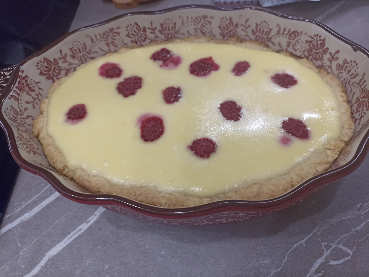 Заливной пирог с малиной и черной смородиной