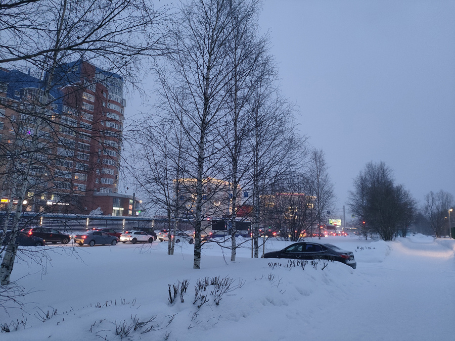 Баланс белого можно выправить, но это сдует всю магию: в сумерках всё такое синее и уютное