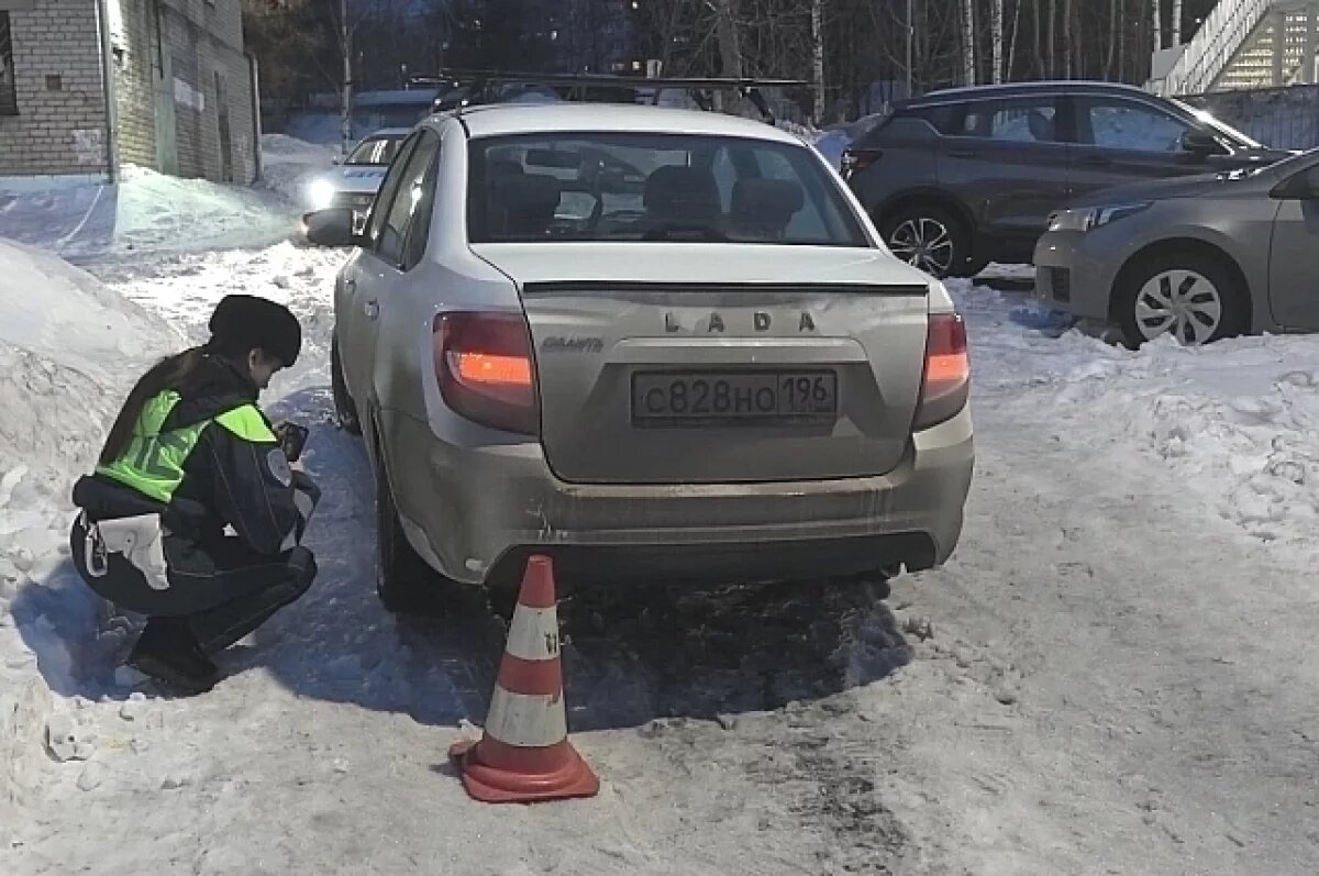    Водитель LADA Granta сбил девочку во дворе в Качканаре, сдавая задним ходом