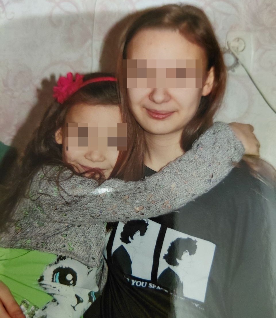    Старшая девочка по-прежнему верит проповедям сектантов, младшую пытаются оградить от этих бредней. Фото: архив семьи