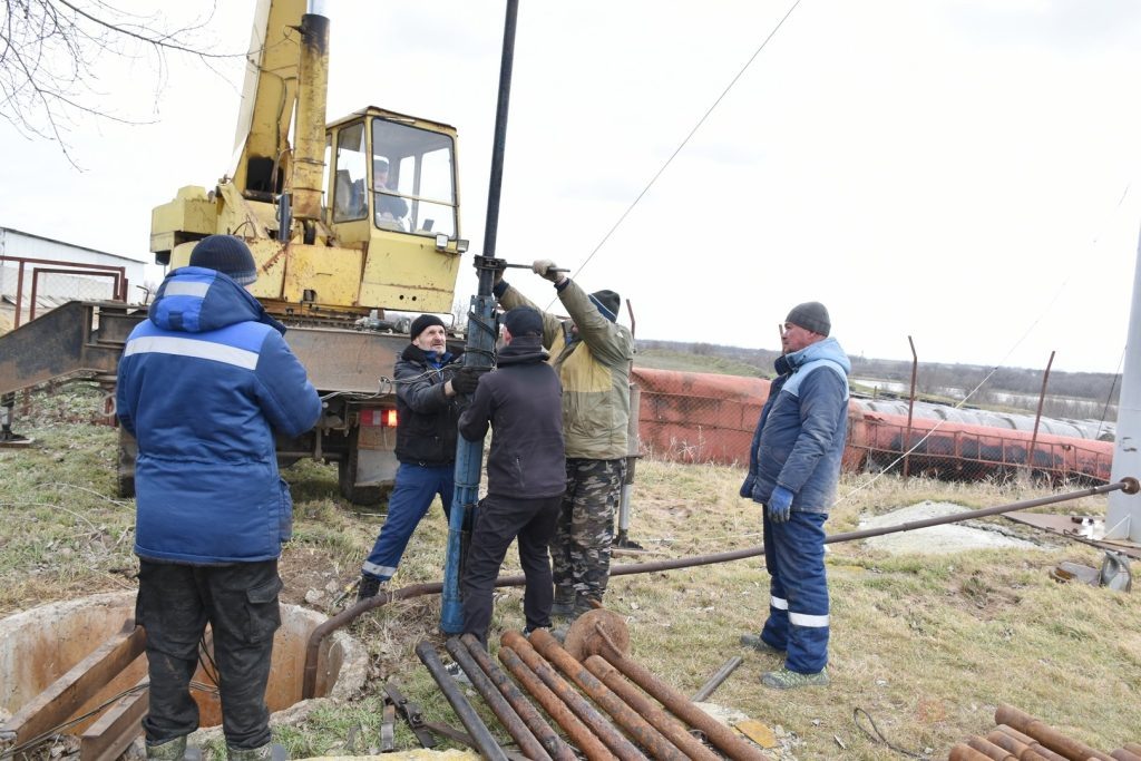      Работа по замене глубинного насоса на водонапорной башне в селе Развильном Светлана Кишинько
