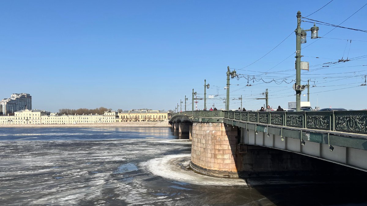 Литейный мост в Санкт-Петербурге является памятником архитектуры и инженерного искусства