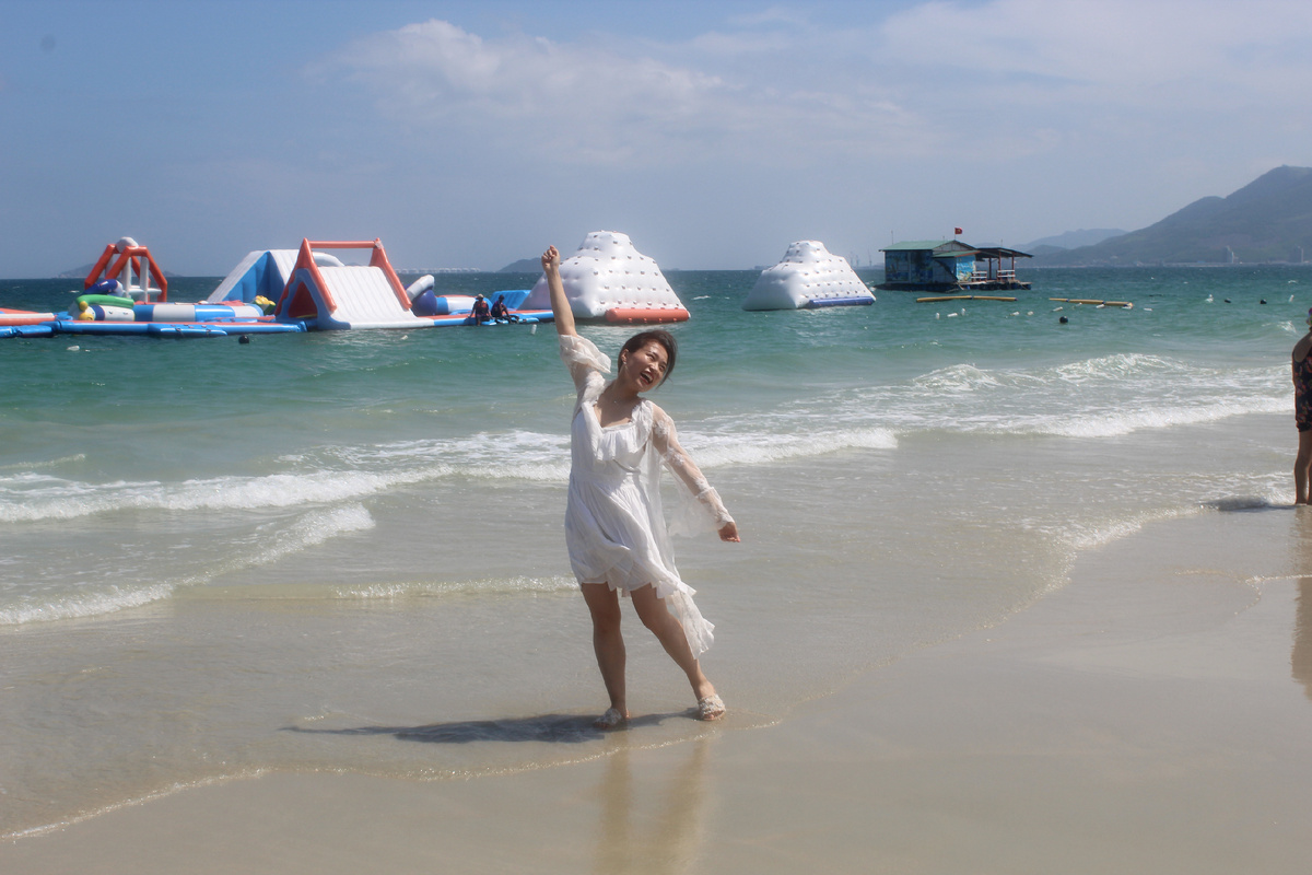 Счастливая вьетнамка на море