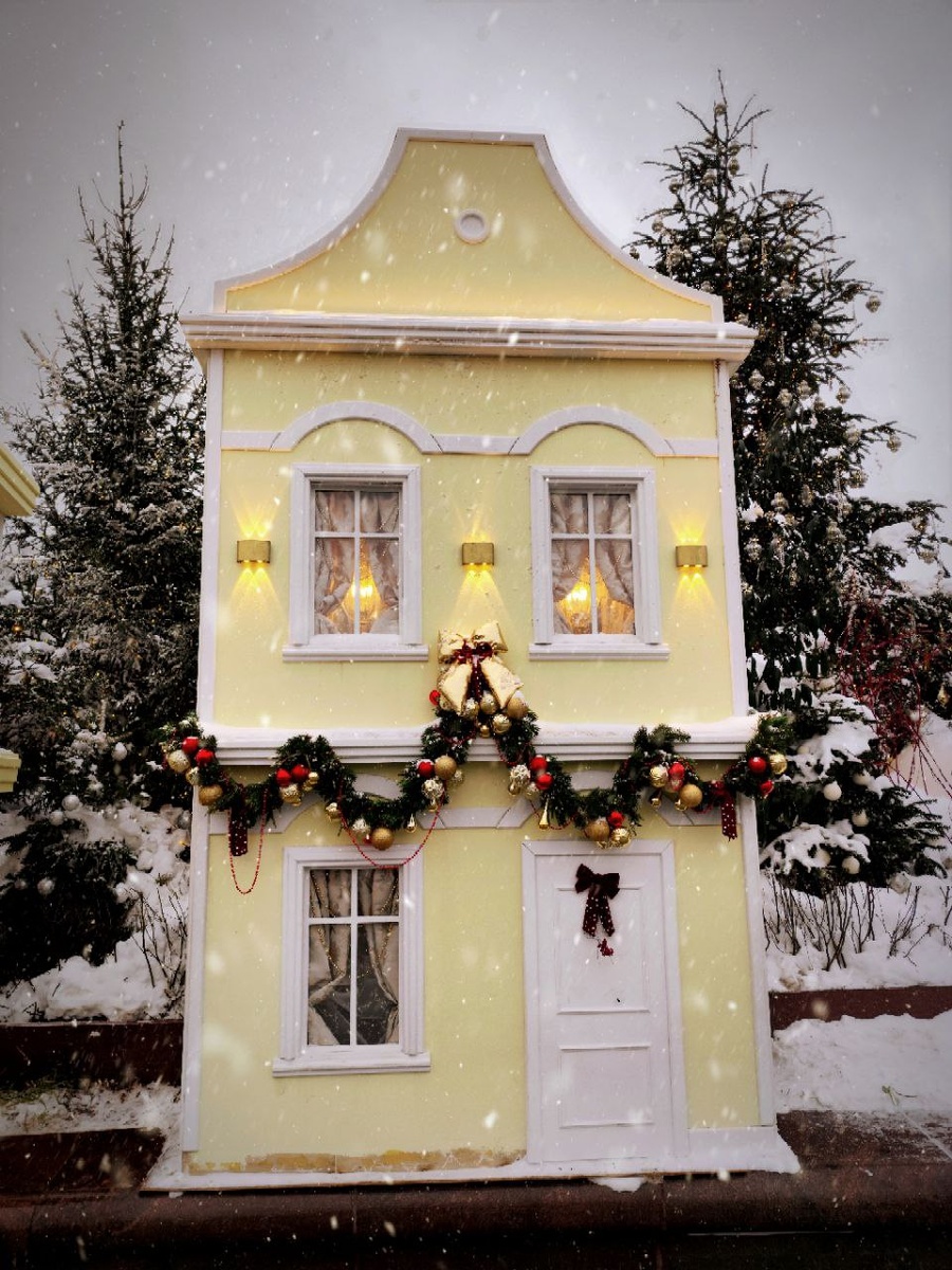 В одном из таких домиков жила семья Мари и Фрица, которым крестный Дроссельмейер подарил на Рождество Щелкунчика