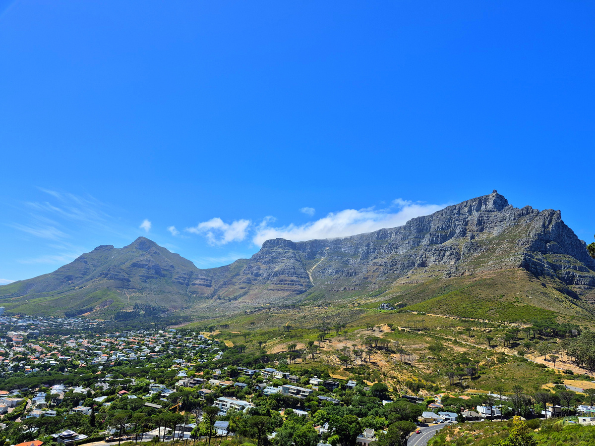 Столовая гора - главный символ Кейптауна.  Фото сделано по дороге на Сигнальный холм