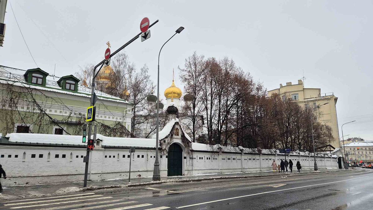 Вид на Сретенский монастырь с улицы Большая Лубянка