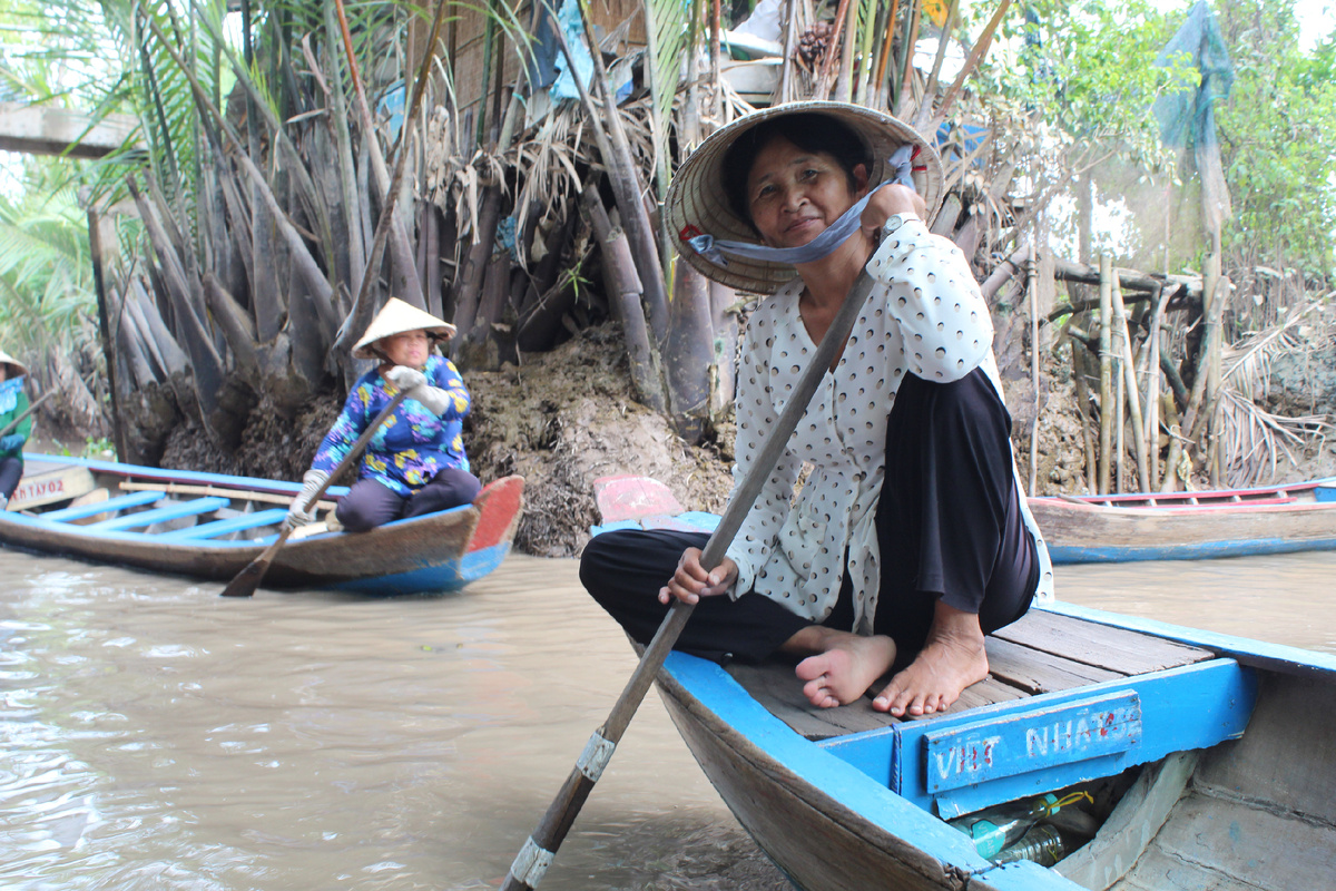 Дал ей денег, отобрал весло и греб сам
