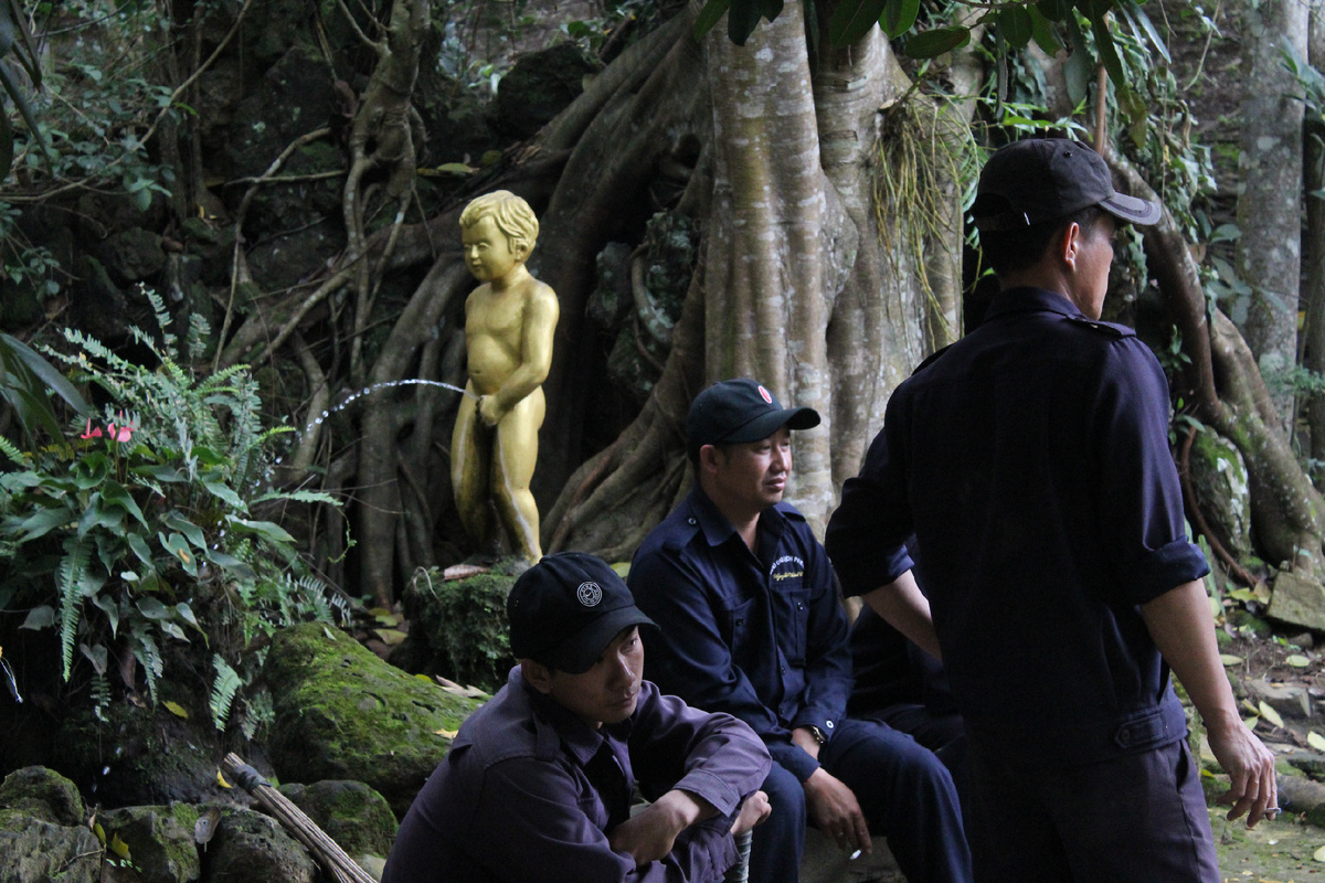 Нассал он на них по параболе...