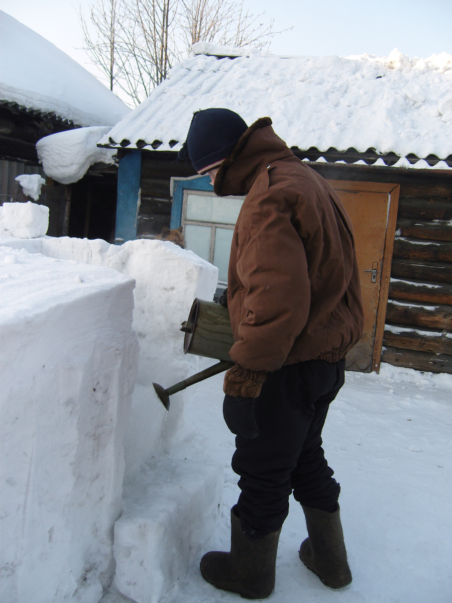 Эт мне 18 лет, сделал горку в своем доме) Катались всю зиму)