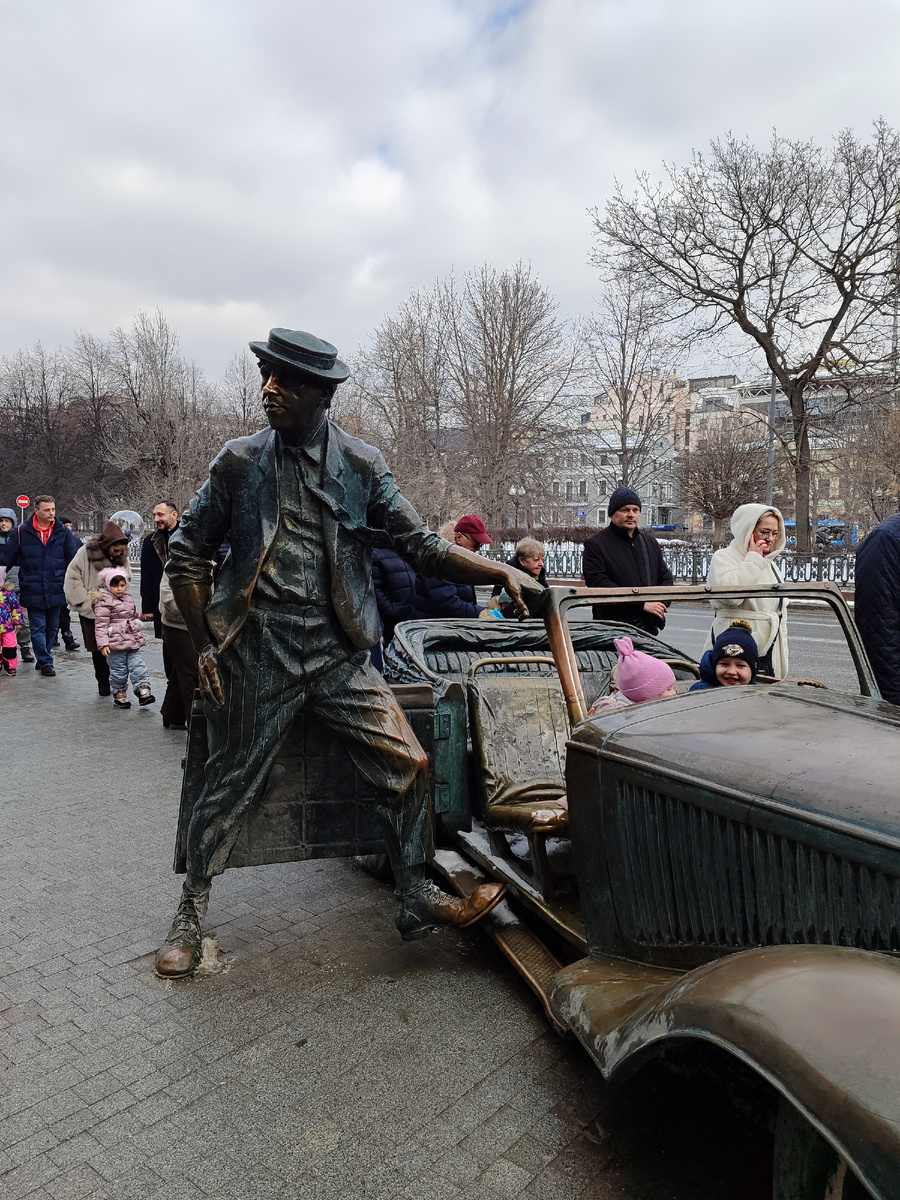 Памятник Ю.Никулину у входа в цирк.