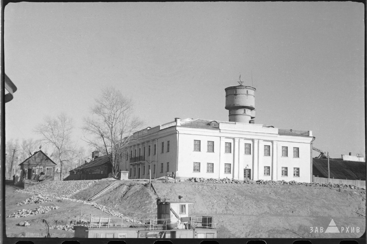 Новое заводоуправление и проходная (слева). Фото сделано со старого понтонного моста, который находился к выходу из затона на 200 м. ближе