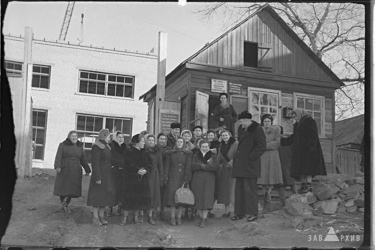 Проходная. На дальнем плане строящийся новый механический цех