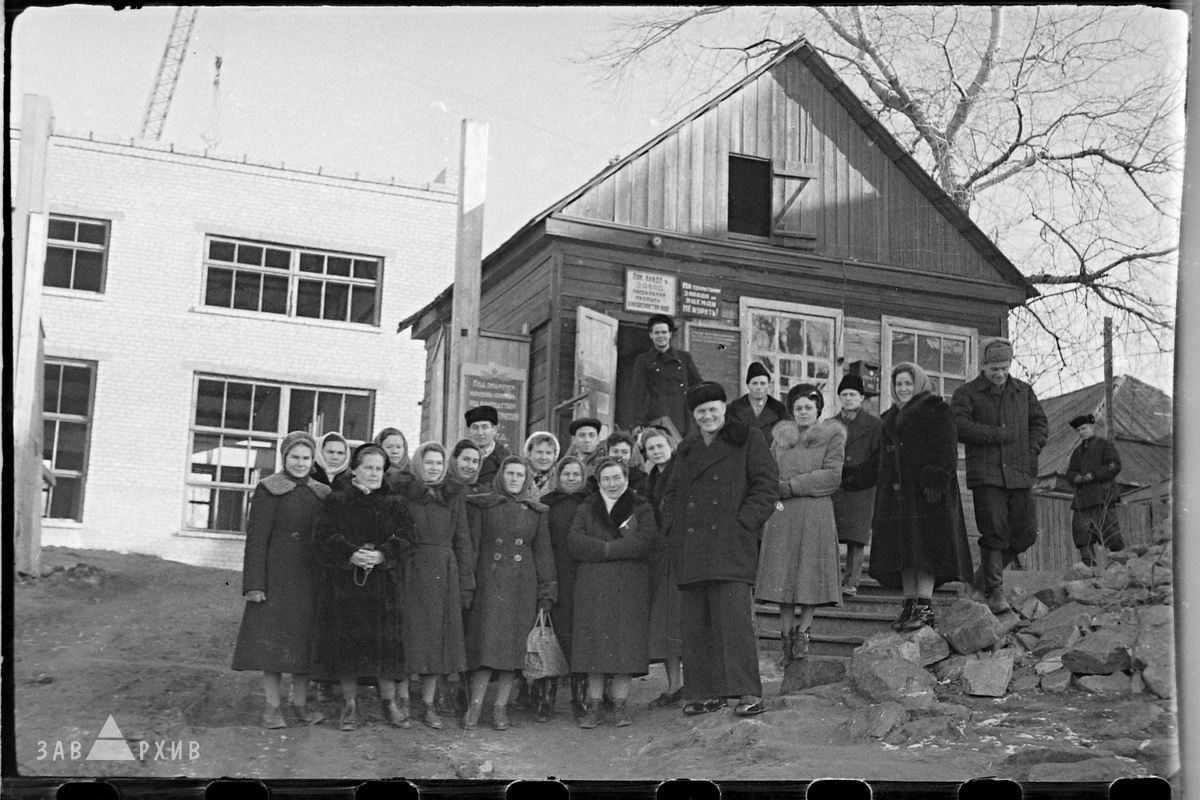 Проходная. На дальнем плане строящийся новый механический цех