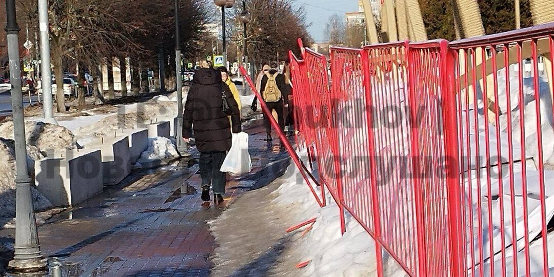 На Юбилейной площади — разгар межсезонья, но серпуховичи в растерянности: здесь до сих пор царит зима