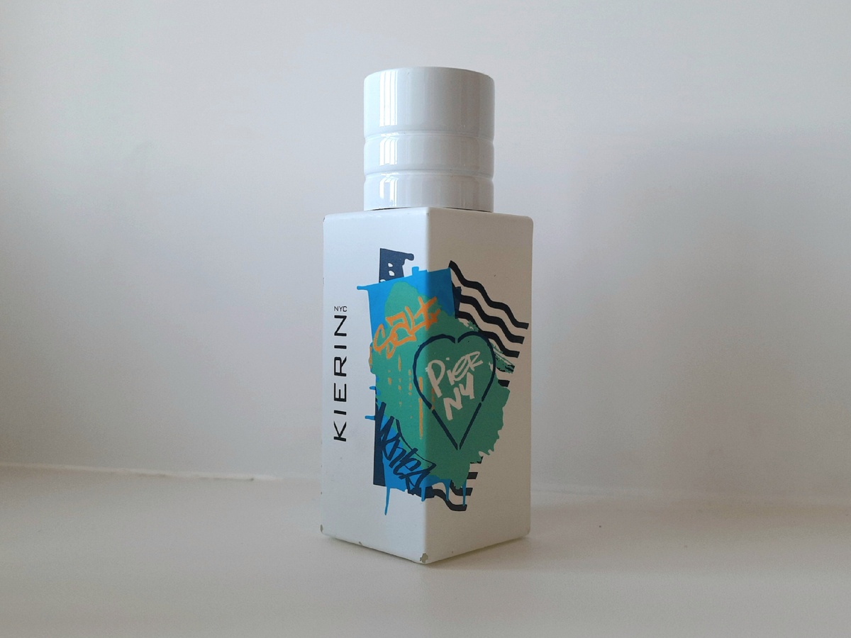 Верхние ноты: Соль, Эвкалипт и Инжир; средние ноты: Фиалка и Мимоза; базовые ноты: Морские водоросли, Шалфей, Древесные ноты и Бобы тонка.