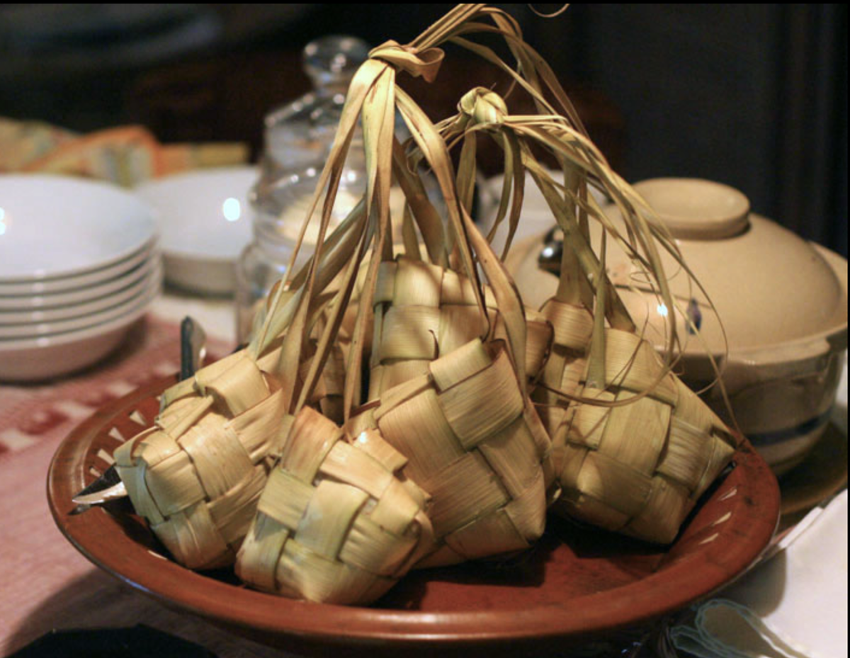 Кетупат наси. Фото взято из интернета (Википедии), т.к. в городе я видела только декоративные кетупаты, а не съедобные.