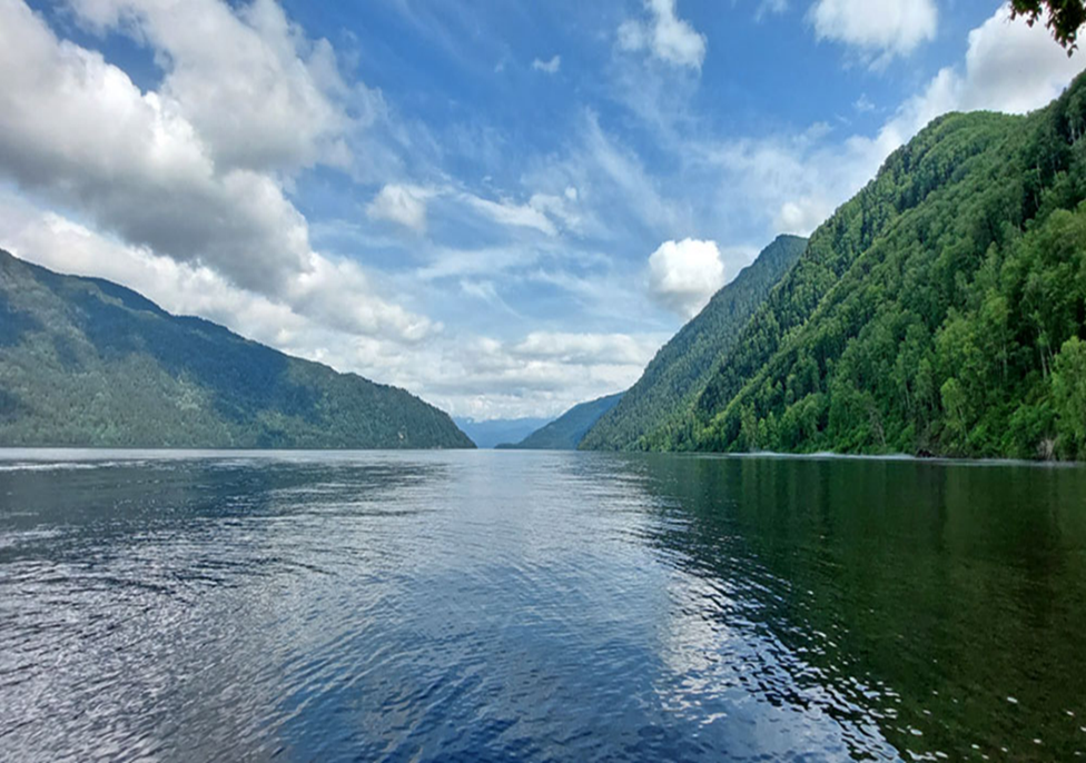 Телецкое озеро. 78 км длина и 320 глубина.