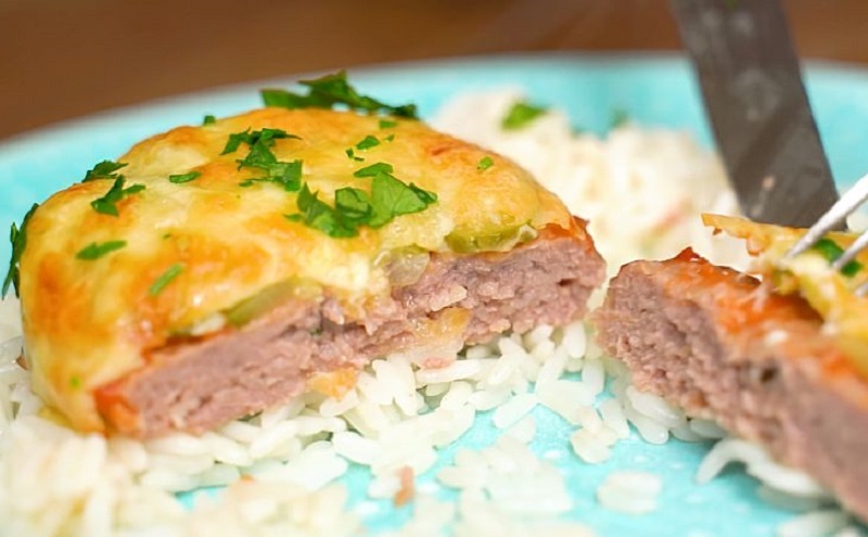 Из фарша, хлеба и яиц — сытное блюдо за 10 минут, которое заменит и завтрак, и обед