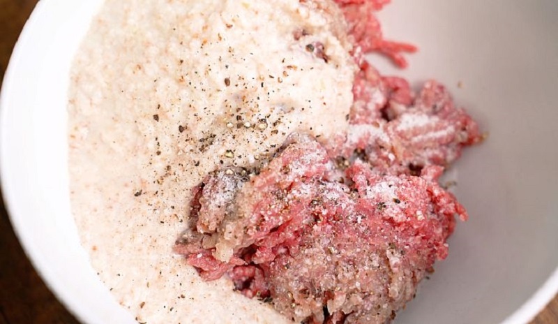 Из фарша, хлеба и яиц — сытное блюдо за 10 минут, которое заменит и завтрак, и обед