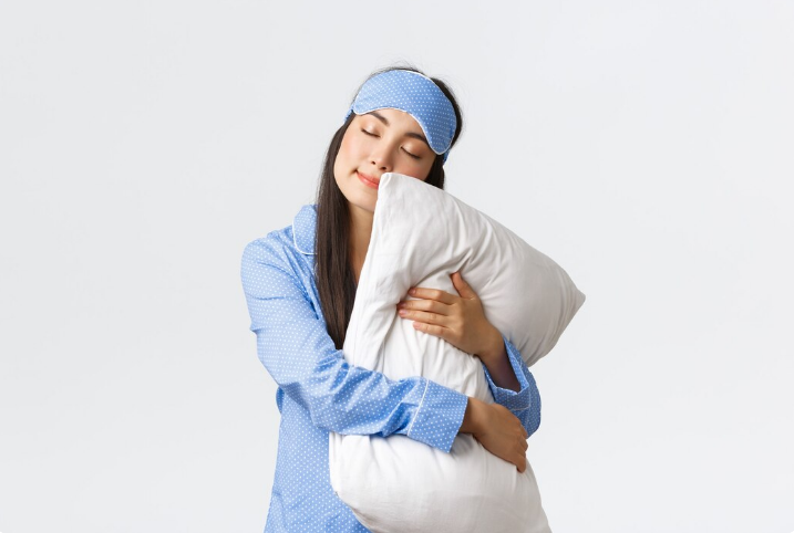 Девушка с подушкой