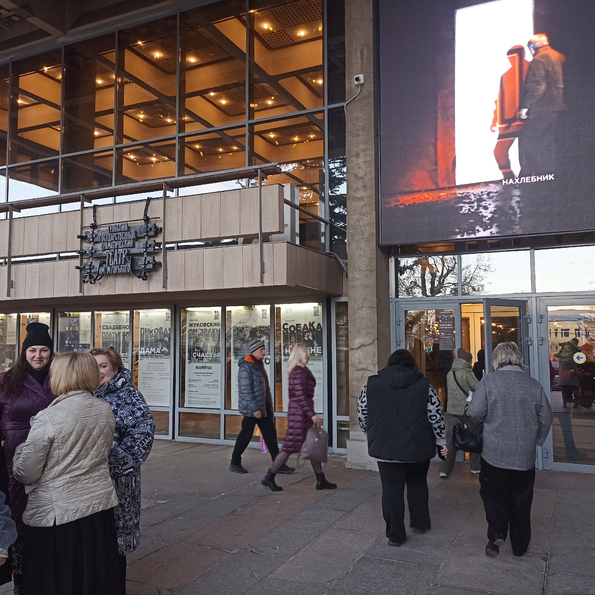 Вход в театр