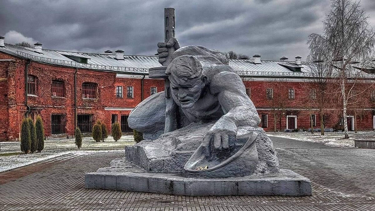 У стен Брестской крепости